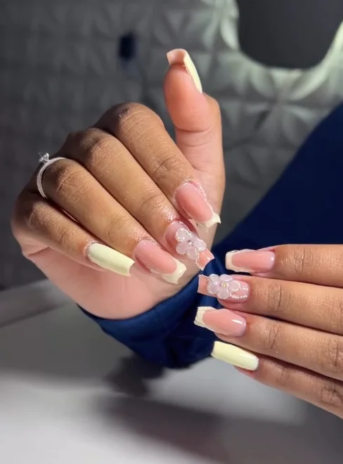 Unhas nude com flores em relevo