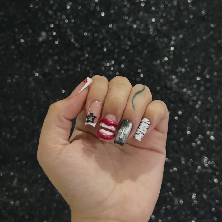 Unhas vermelhas, pretas e brancas